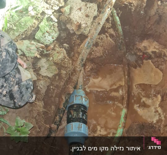 תיקון צינור מים באדמה עם מחבר כחול